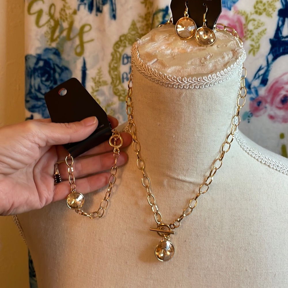 Short gold necklace with a gold rhinestone in. Added bracelet!